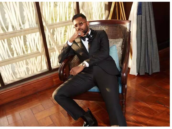 ਹਾਰਦਿਕ ਅਤੇ ਕਰੁਣਾਲ ਦੋਵਾਂ ਦਾ ਜਨਮ ਗੁਜਰਾਤ ਦੇ ਸੂਰਤ ਸ਼ਹਿਰ ਵਿੱਚ ਹੋਇਆ ਸੀ। ਦੋਵਾਂ ਨੂੰ ਬਚਪਨ ਤੋਂ ਹੀ ਕ੍ਰਿਕਟ ਦਾ ਸ਼ੌਕ ਸੀ। ਪਰ ਘਰ ਦੀ ਆਰਥਿਕ ਹਾਲਤ ਕਾਰਨ ਹਾਰਦਿਕ ਨੂੰ ਸਫਲਤਾ ਦੇ ਸਫਰ 'ਚ ਕਾਫੀ ਸਮਾਂ ਸੰਘਰਸ਼ ਕਰਨਾ ਪਿਆ।