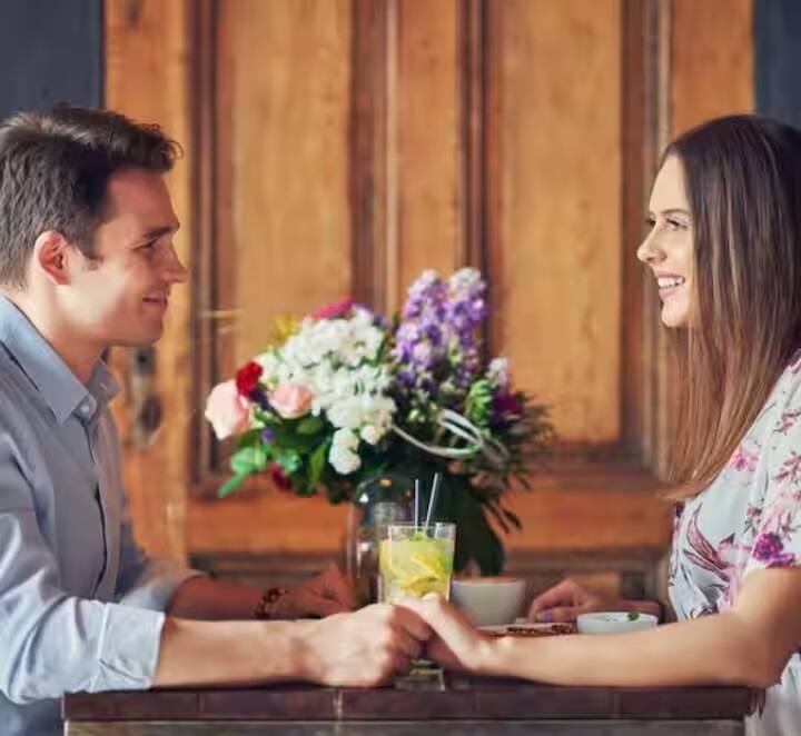 અનાદિ કાળથી આપણા જીવનમાં ફૂલોનું મહત્વ રહ્યું છે. ભગવાનની પૂજા કરવી હોય, કોઈને શ્રધ્ધાંજલિ આપવી હોય કે કોઈને વિશેષ અનુભવ કરાવવાનું હોય, ફૂલોએ હંમેશા આપણું કામ સરળ બનાવ્યું છે. દરેક પ્રસંગ માટે એક અલગ ફૂલ પસંદ કરવામાં આવ્યું છે, જેની રચના, રંગ અને સુગંધ આપણી લાગણીઓને વ્યક્ત કરવામાં મદદ કરે છે. તેથી જ્યારે તે વિશિષ્ટ વ્યક્તિ માટે તમારી લાગણીઓ વ્યક્ત કરવાની વાત આવે છે, અને તમારી પાસે શબ્દો નથી, તે ફૂલો છે જે પ્રેમની શક્તિશાળી અભિવ્યક્તિ તરીકે સેવા આપે છે. જો કે દરેક વખતે લાલ ગુલાબ આપવું યોગ્ય નથી. તેથી, અમે તમને જણાવવા જઈ રહ્યા છીએ કે કયા પ્રસંગે અને કઈ ભાવના વ્યક્ત કરવા માટે કયા ફૂલોનો ઉપયોગ કરવો જોઈએ.