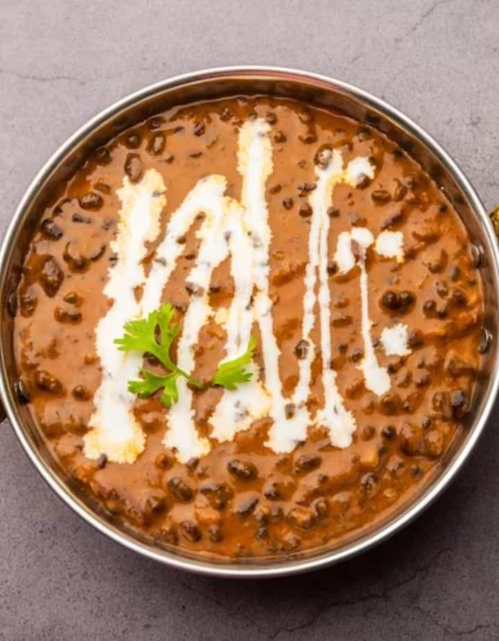 ​दाल मखनी- दाल मखनी, उड़द दाल से बनने वाली एक पॉपुलर डिश है, जिसे पंजाब में खूब पसंद किया जाता है. इसे टमाटर और क्रीम बेस्ड सॉस में उड़द दाल और राजमा को उबालकर बनाया जाता है, जिससे यह बेहद स्वादिष्ट ग्रेवी बन जाती है. इसे ताजे धनिये और मक्खन से सजाइये और गरमा गरम लच्छा परांठे और छाछ के साथ आनंद उठाइये.