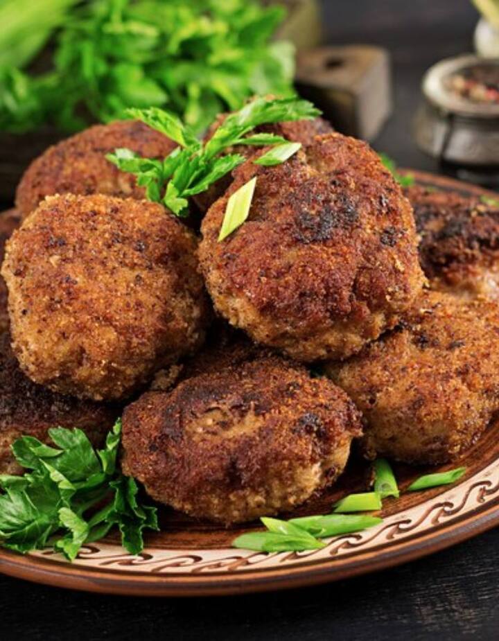 ​उड़द दाल टिक्की- ये स्वादिष्ट पैन-फ्राइड पैटीज़ हैं, जो मसले हुए उड़द दाल को उबले आलू, मसालों और ताजी जड़ी-बूटियों के साथ मिलाकर बनाई जाती है. फिर, उन्हें तवे पर हल्का सुनहरा और कुरकुरा होने तक तलें और घर की बनी प्याज की चटनी के साथ गर्मागर्म आनंद लें.