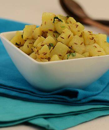 ਜੀਰਾ ਆਲੂ ਇੱਕ ਪ੍ਰਸਿੱਧ ਸਬਜ਼ੀ ਹੈ, ਜਿਸ ਨੂੰ ਅਕਸਰ ਭਾਰਤੀ ਰਸੋਈਆਂ ਵਿੱਚ ਤਿਆਰ ਦੇਖਿਆ ਜਾ ਸਕਦਾ ਹੈ। ਇਹ ਸਬਜ਼ੀ ਕੱਟੇ ਹੋਏ ਆਲੂਆਂ ਤੋਂ ਬਣਾਈ ਜਾਂਦੀ ਹੈ, ਜਿਸ ਨੂੰ ਸਰ੍ਹੋਂ ਦੇ ਤੇਲ, ਜੀਰਾ, ਹਰੀ ਮਿਰਚ, ਨਮਕ ਅਤੇ ਹਲਦੀ ਦੀ ਵਰਤੋਂ ਕਰਕੇ ਇੱਕ ਪੈਨ ਵਿੱਚ ਪਕਾਇਆ ਜਾਂਦਾ ਹੈ।