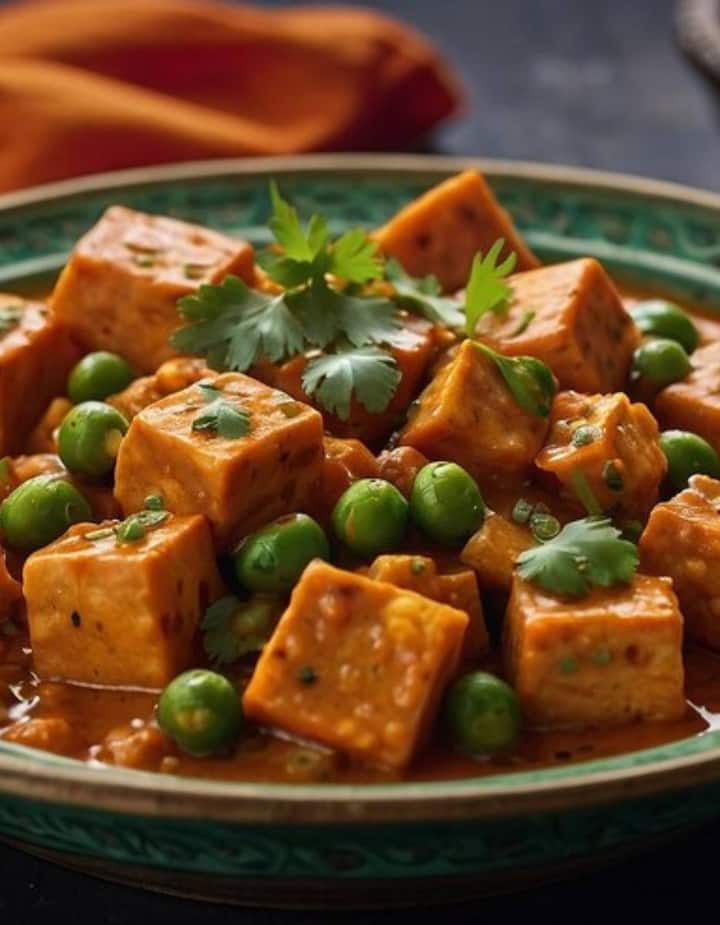 ​मटर पनीर यह करी डिश पनीर के टुकड़ों को काटकर प्याज और टमाटर की प्यूरी, मसालों की ग्रेवी में पकाया जाता है और इसके ऊपर ताजी हरी मटर डाली जाती है, जो आपकी डिश में हल्की सी मिठास जोड़ती है.