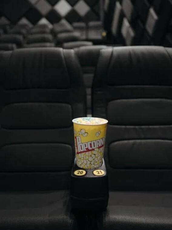 फिल्म के बीच में लोग अक्सर पॉपकॉर्न ही क्यों खाते हैं?