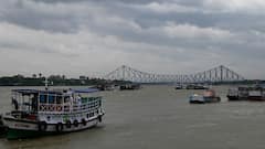 Cyclone Remal : एयरपोर्ट बंद, जंजीर से बांधी गईं ट्रेनें... तूफान 'रेमल' के चलते हाई अलर्ट पर बंगाल, हर तरफ दिख रहा तबाही का मंजर