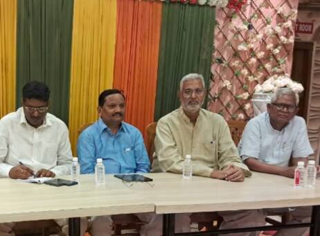 लारी ने कहा कि इस समय हिंदु और मुसलमान के नाम पर राजनीति हो रही है. उन्होंने कहा कि बीएसपी को छोड़कर सभी नेता बाबरी को मस्जिद नहीं बल्कि ढ़ांचा कहते हैं.