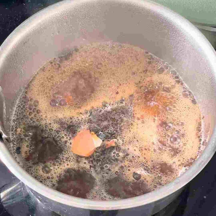 ਇਨ੍ਹਾਂ 'ਚੋਂ ਕੁਝ ਲੋਕ ਅਜਿਹੇ ਹਨ ਜੋ ਮਜ਼ਬੂਤ ਚਾਹ ਬਣਾਉਣ ਕਾਰਨ ਇਸ ਨੂੰ ਬਹੁਤ ਜ਼ਿਆਦਾ ਉਬਾਲ ਲੈਂਦੇ ਹਨ। ਪਰ ਕੀ ਤੁਸੀਂ ਜਾਣਦੇ ਹੋ ਕਿ ਅਜਿਹਾ ਕਰਨਾ ਨੁਕਸਾਨਦੇਹ ਹੋ ਸਕਦਾ ਹੈ।