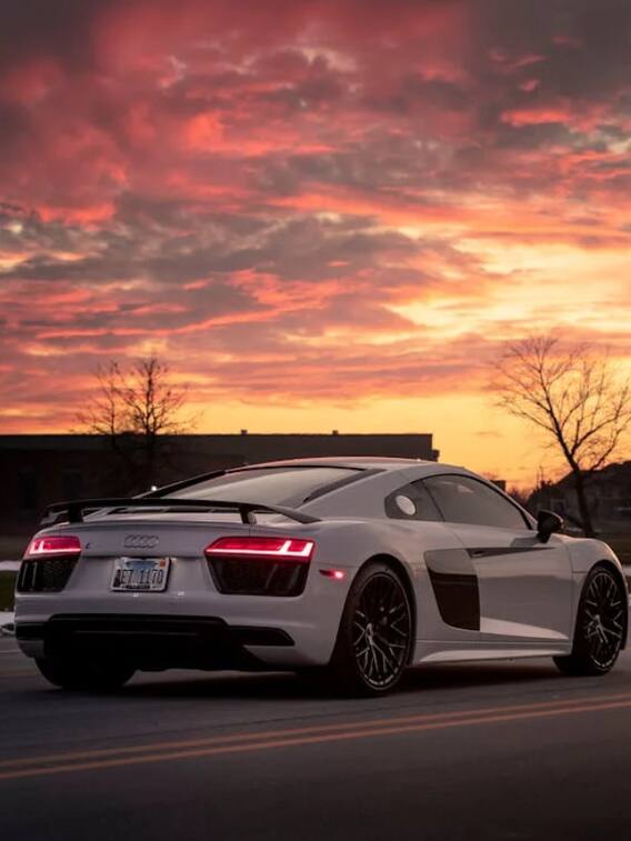 लाल रंग की क्यों होती है गाड़ियों की पिछली लाइट