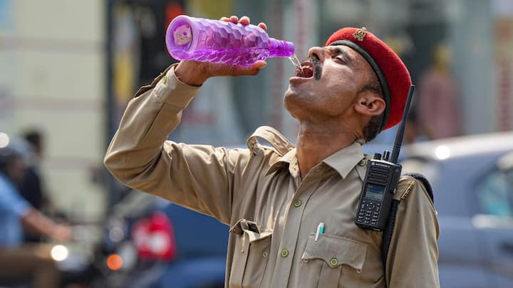 तपती गर्मी में लखनऊ में ड्यूटी पर तैनात पुलिसकर्मी। (छवि स्रोत: पीटीआई)