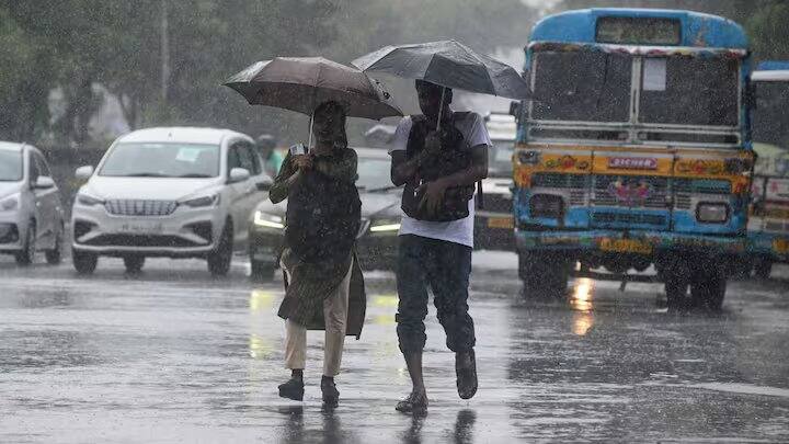 कोलकाता एयरपोर्ट पर अपनी फ्लाइट पकड़ने आए यात्री भी फंसे हुए हैं, जो अपनी फ्लाइट के उड़ान भरने का इंतजार कर रहे हैं, लेकिन चक्रवात और बारिश के कारण वे एयरपोर्ट पर ही फंस गए हैं और अपनी फ्लाइट के उड़ान भरने का इंतजार कर रहे हैं