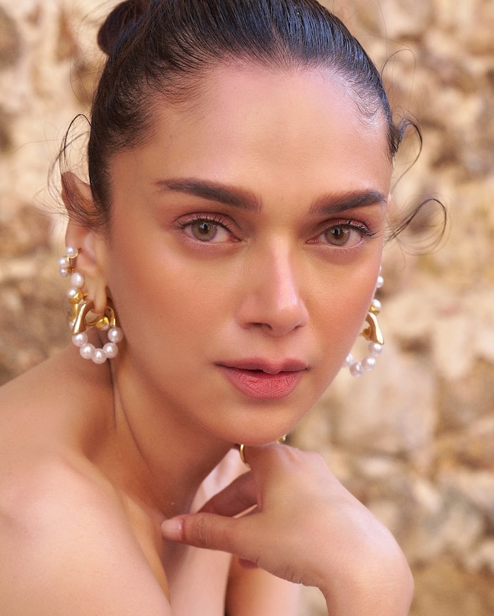 या गाऊनमध्ये ती खूपच ग्लॅमरस दिसत होती. (pc:aditiraohydari/ig)