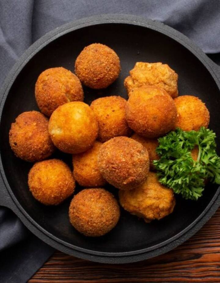 उड़द दाल बोंडा- ये बोंडा, कुछ और नहीं बल्कि कुरकुरे और स्वादिष्ट स्नैक बॉल्स हैं, जो पिसी हुई उड़द दाल को मसालों, प्याज और ताजे हर्ब्स के साथ मिलाकर बनाए जाते हैं. फिर, उन्हें छोटी-छोटी बॉल्स का आकार दें और कुरकुरा और सुनहरा होने तक डीप फ्राई करें. गर्म चाय के साथ ये और भी अच्छे लगते हैं.
