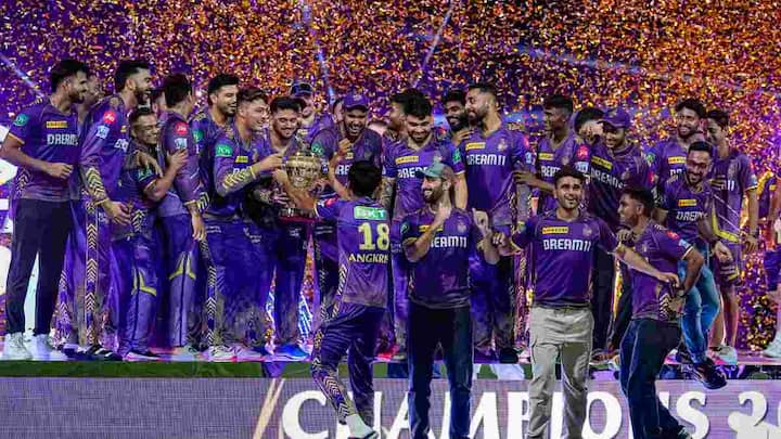 IPL 2024 Final KKR: कोलकाता नाइट राइडर्स के खिलाड़ियों ने चैंपियन बनने के बाद जमकर जश्न मनाया. केकेआर के जश्न में शाहरुख खान भी शामिल हुए.