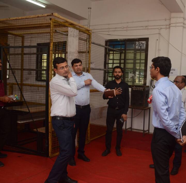 मतगणना के दिन विद्युत की सतत् आपूर्ति हो और किसी भी वजह से मतगणना कार्य प्रभावित न हो, यह सुनिश्चित करने के निर्देश दिए गए हैं. गर्मी को दृष्टिगत रखते हुए मतगणना कक्षों में आवश्यक व्यवस्था के निर्देश भी दिए गए.