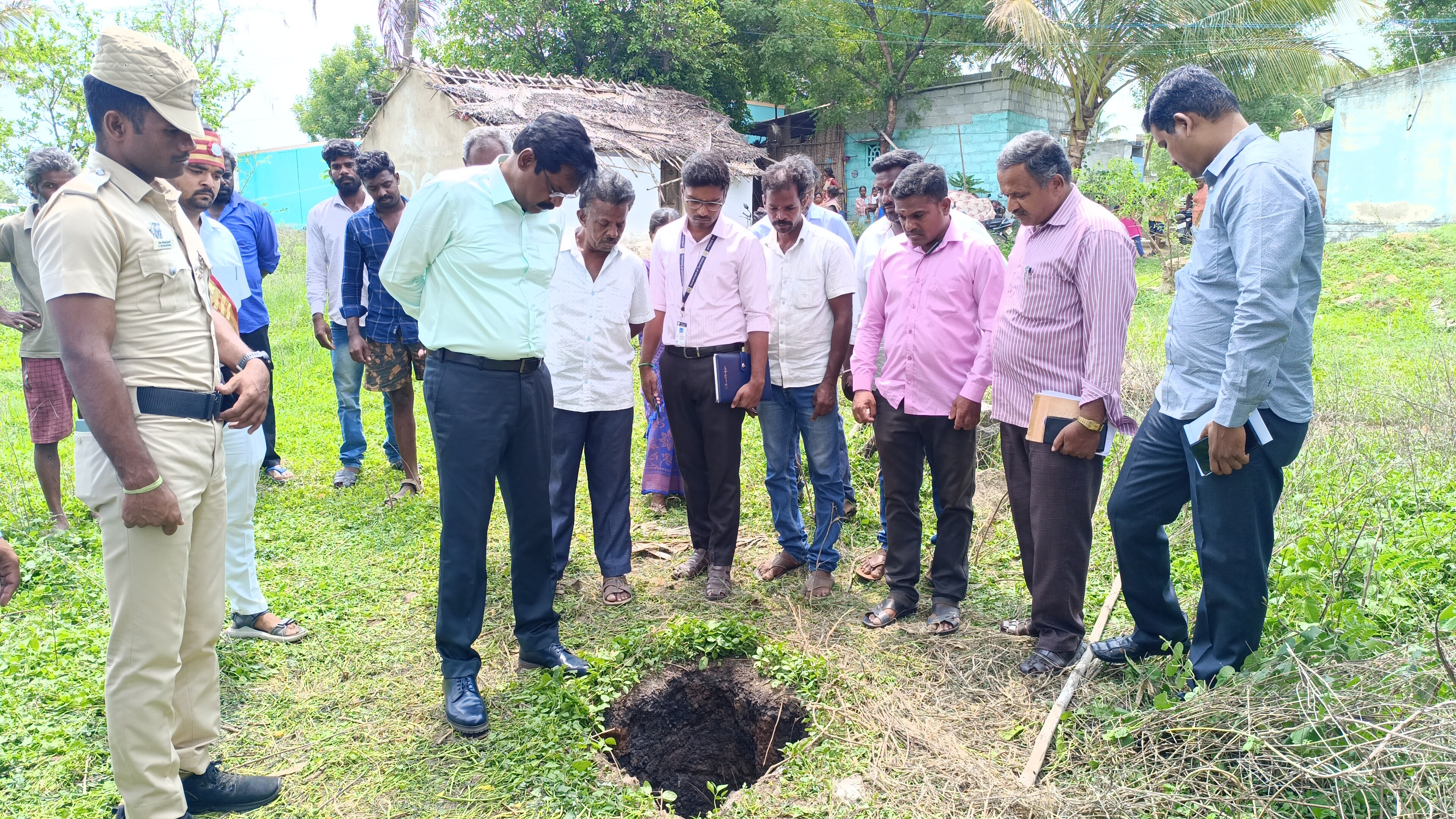 மர்ம பொருள் விழுந்ததால் ஏற்பட்ட பள்ளம்... பீதியில் மக்கள்... விரைந்த கலெக்டர்