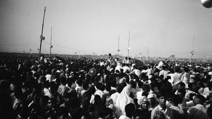 Jawaharlal Nehru, the first Prime Minister of India died of cardiac arrest on May 27, 1964. The other day on the 28th of May, he was cremated as per Hindu rites on the banks of Yamuna in Delhi.