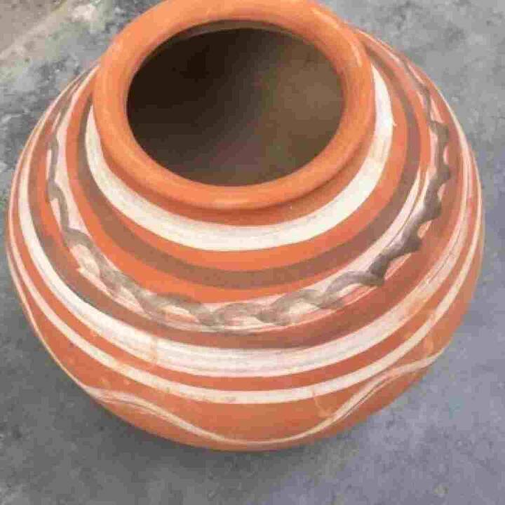 Pot Water : ਘੜੇ ਵਿੱਚ ਰੱਖਿਆ ਪਾਣੀ ਨਾ ਸਿਰਫ਼ ਠੰਡਾ ਹੁੰਦਾ ਹੈ, ਸਗੋਂ ਪੀਣ ਵਿੱਚ ਵੀ ਸੁਆਦ ਹੁੰਦਾ ਹੈ, ਕਿਉਂਕਿ ਮਿੱਟੀ ਦੀ ਮਿੱਠੀ ਖੁਸ਼ਬੂ ਠੰਢਾ ਹੋਣ ਦਾ ਅਹਿਸਾਸ ਵੀ ਦਿੰਦੀ ਹੈ।