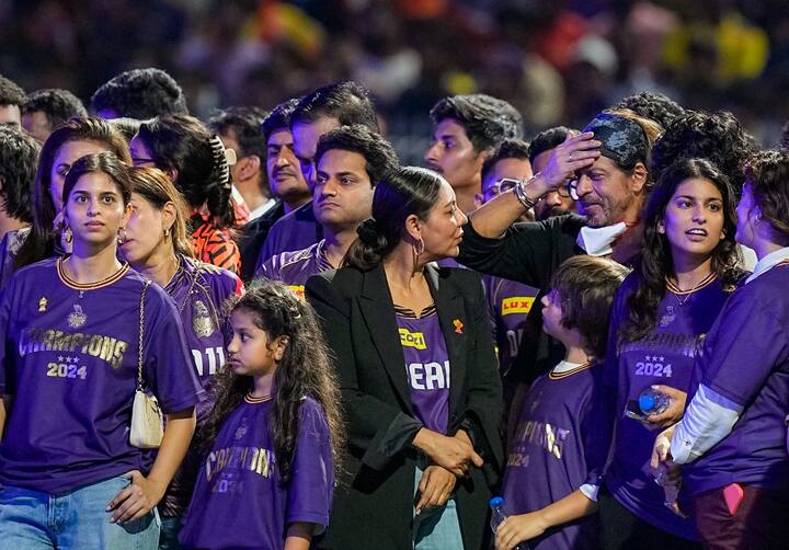 सभी लोग केकेआर की जर्सी पहने टीम को सपोर्ट करते दिखे थे. इस दौरान सुहाना खान ने अपने लुक को काफी सिंपल रखा था.