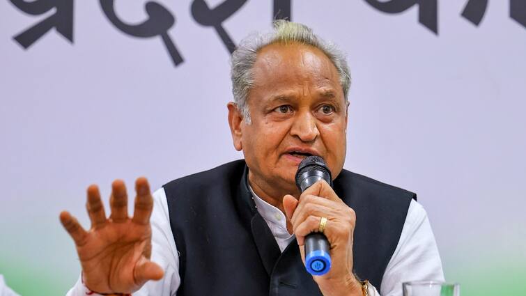 Ashok Gehlot targets rebel Congress leader left party before Rajasthan Assembly and Lok Sabha elections 2024 ANN WATCH: किस पर भड़के अशोक गहलोत? कहा- निक्कमा, नकारा, गद्दार और पीठ में छुरा भोंकने वाला