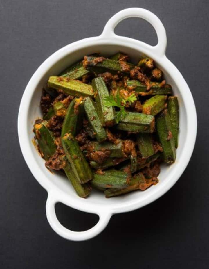 ​भिंडी भुजिया​ यह गर्मी के मौसम का सबसे लोकप्रिय डिश है, जिसे कटी हुई भिन्डी से बनाया जाता है. इसे बनाने के लिए कड़ाही में सरसों के तेल, जीरा, हरी मिर्च, प्याज, नमक और हल्दी का इस्तेमाल करके पकाया जाता है.