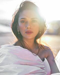 लहराते बाल...कातिल अदाएं, कान्स पहुंचकर बिब्बोजान ने यूं कराया हुस्न का दीदार, तस्वीरें वायरल