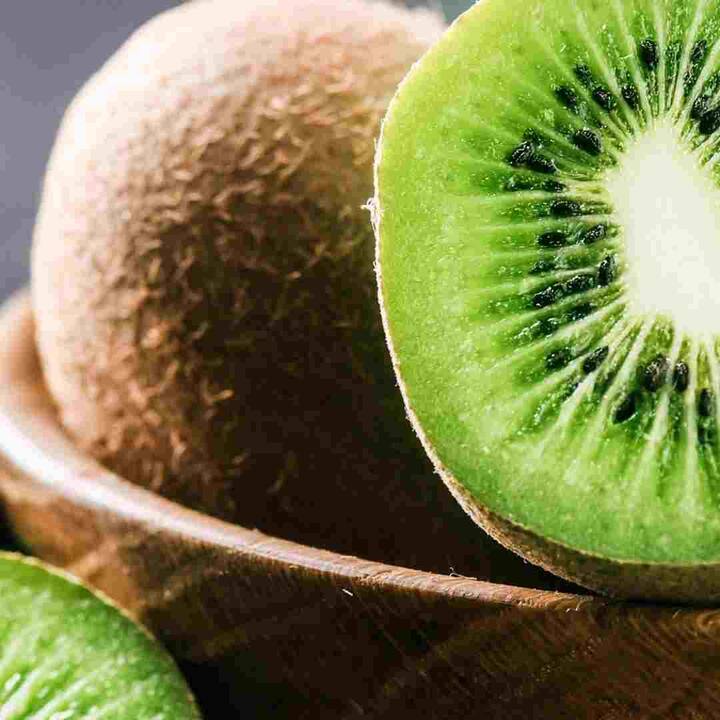 Kiwi Fruit : ਆਪਣੀ ਖੁਰਾਕ ਵਿੱਚ ਫਲਾਂ ਨੂੰ ਸ਼ਾਮਲ ਕਰਨਾ ਬਹੁਤ ਫਾਇਦੇਮੰਦ ਮੰਨਿਆ ਜਾਂਦਾ ਹੈ। ਦਰਅਸਲ, ਫਲ ਪੌਸ਼ਟਿਕ ਤੱਤਾਂ ਨਾਲ ਭਰਪੂਰ ਹੁੰਦੇ ਹਨ ਜੋ ਸਾਨੂੰ ਸਿਹਤਮੰਦ ਰੱਖਣ ਵਿੱਚ ਮਦਦ ਕਰਦੇ ਹਨ।