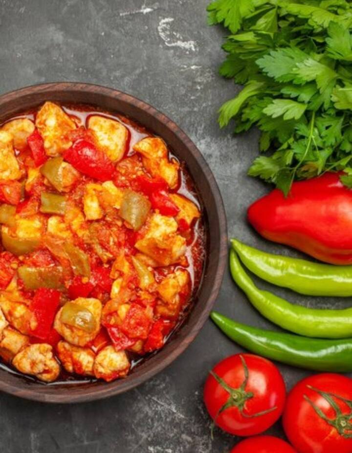 ​आलू टमाटर की सब्जी यह एक करी-बेस्ड डिश है, जो उबले हुए आलू को नमक, काली मिर्च, हल्दी और गरम मसाला के साथ प्याज-टमाटर प्यूरी की ग्रेवी में पकाया जाता है.