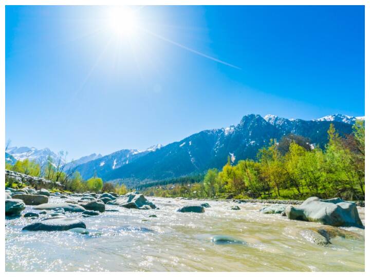 बद्रीनाथ, उत्तराखंड : बद्रीनाथ भगवान विष्णु को समर्पित है। यह हिमालय की ऊंची चोटियों के बीच स्थित है. यहां का तापमान गर्मियों में 10°C से 25°C तक रहता है. यात्रा के लिए अप्रैल से जून और सितंबर से अक्टूबर का समय सबसे अच्छा होता है.