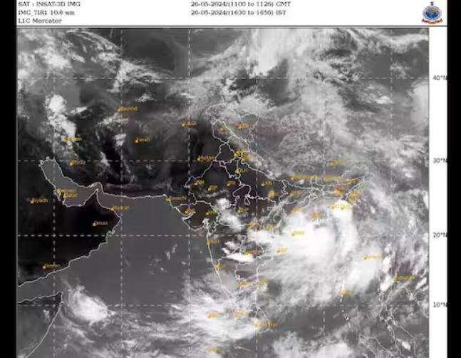 ਭਿਆਨਕ ਚੱਕਰਵਾਤੀ ਤੂਫਾਨ ਰੇਮਲ ਦੇ ਆਉਣ ਤੋਂ ਪਹਿਲਾਂ ਉੱਤਰ-ਪੂਰਬੀ ਰਾਜਾਂ ਵਿੱਚ ਆਫ਼ਤ ਪ੍ਰਬੰਧਨ ਅਧਿਕਾਰੀਆਂ ਅਤੇ ਸੁਰੱਖਿਆ ਬਲਾਂ ਨੂੰ ਹਾਈ ਅਲਰਟ 'ਤੇ ਰੱਖਿਆ ਗਿਆ ਹੈ। ਅਸਾਮ, ਮੇਘਾਲਿਆ, ਤ੍ਰਿਪੁਰਾ, ਮਨੀਪੁਰ ਅਤੇ ਮਿਜ਼ੋਰਮ ਦੀਆਂ ਸਰਕਾਰਾਂ ਨੇ ਵੱਖ-ਵੱਖ ਐਡਵਾਈਜ਼ਰੀਆਂ ਜਾਰੀ ਕੀਤੀਆਂ ਹਨ ਅਤੇ ਨੈਸ਼ਨਲ ਡਿਜ਼ਾਸਟਰ ਰਿਸਪਾਂਸ ਫੋਰਸ, ਸਟੇਟ ਡਿਜ਼ਾਸਟਰ ਰਿਸਪਾਂਸ ਫੋਰਸ, ਜ਼ਿਲ੍ਹਾ ਪ੍ਰਸ਼ਾਸਨ ਅਤੇ ਹੋਰ ਸਬੰਧਤ ਵਿਭਾਗਾਂ ਨੂੰ ਵੱਧ ਤੋਂ ਵੱਧ ਚੌਕਸ ਰਹਿਣ ਅਤੇ ਕਿਸੇ ਵੀ ਸਥਿਤੀ ਨਾਲ ਨਜਿੱਠਣ ਲਈ ਤਿਆਰ ਰਹਿਣ ਲਈ ਕਿਹਾ ਹੈ।