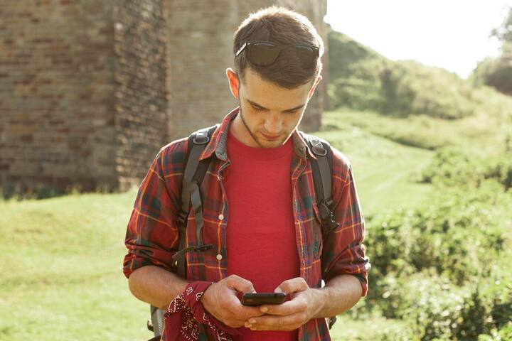 तीसरा जब भी फोन का इस्तेमाल करें तो अपने दिमाग में ये बात रखें कि हम जो काम करने जा रहे हैं क्या वो वाकई जरूरी है. अनावश्यक रूप से हर वक्त फोन में घुसे रहने की आदत छोड़ दें. इस तरह आप बेवजह स्क्रॉलिंग से भी बचेंगे और खुद के साथ ज्यादा टाइम बिता पाएंगे.