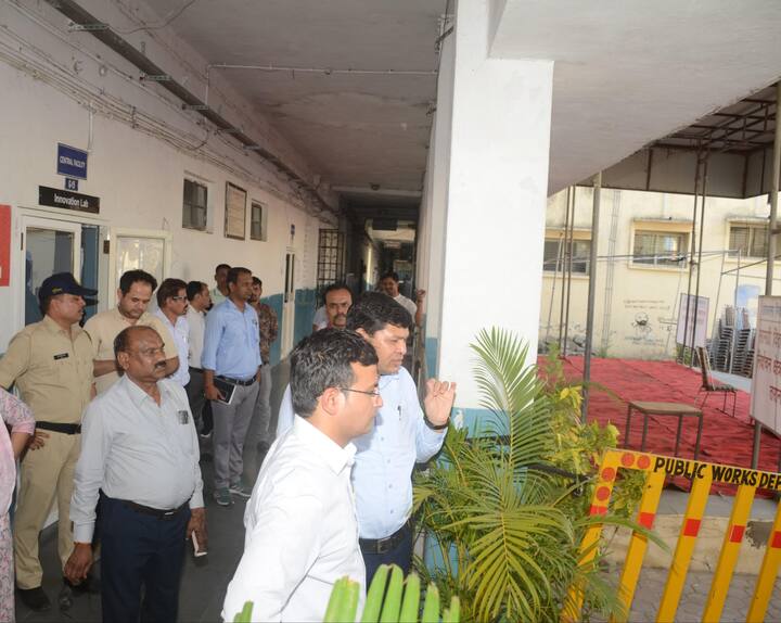 सभी लोकसभा सीटों पर विधानसभावार बनाए गए मतगणना कक्षों में जाकर तैयारियों का जायजा लिया जा रहा है. मतगणना टेबल, मतगणना कार्य में संलग्न अमले की संख्या, सुरक्षा व्यवस्था, कर्मचारियों एवं अभिकर्ताओं के मतगणना कक्ष में आगमन-निर्गमन आदि के बारे में विस्तार से जानकारी ली जा रही है.