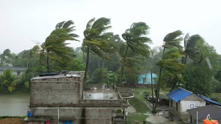 Cyclone Remal crosses Bangladesh and West Bengal coasts heavy rain falls Cylone Remal: கொல்கத்தா, வங்க தேசத்தை புரட்டிபோட்ட கொடூரம்.. அதிவேக காற்றுடன் கரையை கடந்த ரெமல் புயல்..!