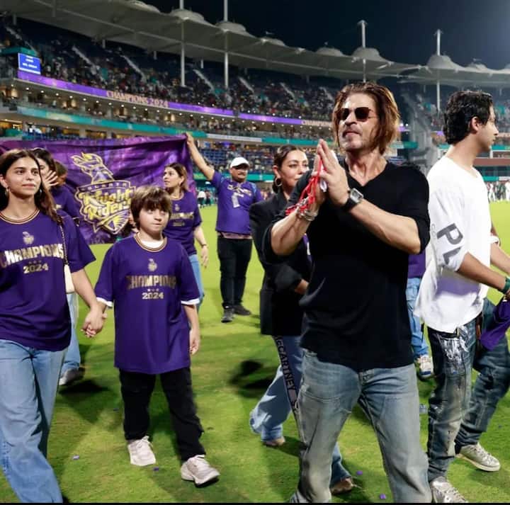 शाहरुख खान को पिछले सप्ताह अहमदाबाद में केकेआर मैच के बाद हीट स्ट्रोक होने के कारण अस्पताल में भर्ती कराया गया था। (सभी तस्वीरें: SRKKing/Instagram.)