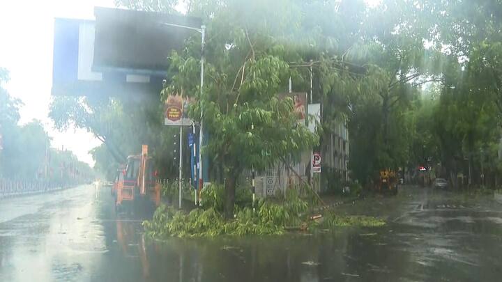 রেমাল-দুর্যোগের মধ্যেই এন্টালির বিবির বাগানে ভেঙে পড়ল কার্নিশের চাঙড়। মৃত্যু এক ব্যক্তির। ক্যামাক স্ট্রিটে ভাঙল পাঁচিল।