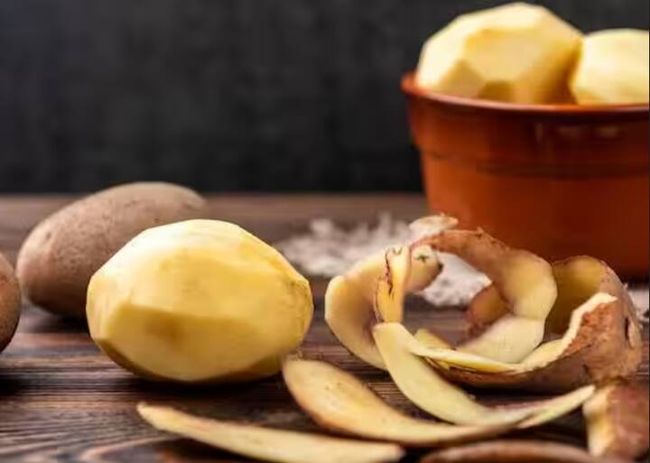 ਆਲੂ ਦੇ ਛਿਲਕੇ ਚਮੜੀ ਲਈ ਬਹੁਤ ਫਾਇਦੇਮੰਦ ਹੁੰਦੇ ਹਨ। ਐਂਟੀਬੈਕਟੀਰੀਅਲ ਗੁਣ ਅਤੇ ਫੀਨੋਲਿਕ ਐਂਟੀਆਕਸੀਡੈਂਟ ਚਮੜੀ ਤੋਂ ਹਨੇਰੇ ਨੂੰ ਦੂਰ ਕਰਨ ਅਤੇ ਇਸ ਨੂੰ ਚਮਕਦਾਰ ਬਣਾਉਣ ਵਿਚ ਮਦਦਗਾਰ ਹੁੰਦੇ ਹਨ। ਇਨ੍ਹਾਂ ਛਿਲਕਿਆਂ ਦੀ ਵਰਤੋਂ ਕਰਨ ਨਾਲ ਚਮੜੀ 'ਤੇ ਦਾਗ-ਧੱਬੇ ਹਲਕੇ ਹੋਣ ਲੱਗਦੇ ਹਨ।