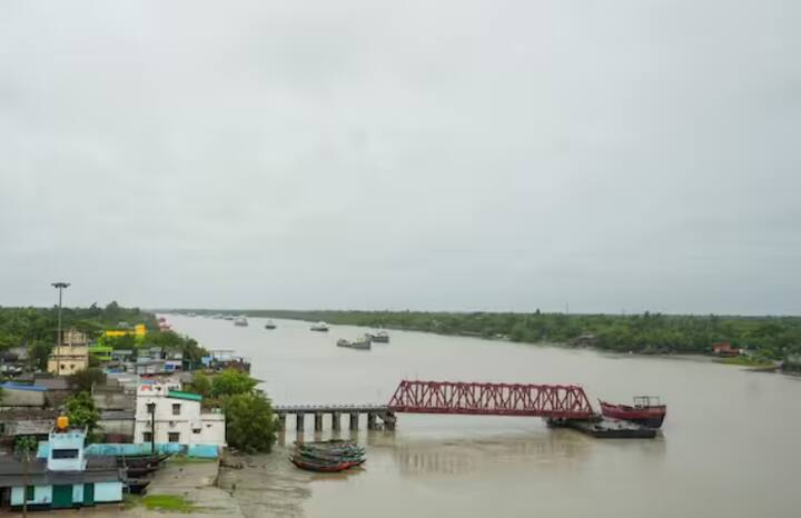 ਐਤਵਾਰ ਸ਼ਾਮ ਨੂੰ ਵੀ ਬੰਗਾਲ ਦੇ ਤੱਟੀ ਇਲਾਕਿਆਂ 'ਚ 100 ਤੋਂ 110 ਕਿਲੋਮੀਟਰ ਪ੍ਰਤੀ ਘੰਟੇ ਦੀ ਰਫਤਾਰ ਨਾਲ ਤੂਫਾਨੀ ਹਵਾਵਾਂ ਚੱਲੀਆਂ। ਇਸ ਦਾ ਅਸਰ ਉੜੀਸਾ ਦੇ ਤੱਟੀ ਇਲਾਕਿਆਂ 'ਚ ਵੀ ਦੇਖਣ ਨੂੰ ਮਿਲਿਆ। ਹਾਵੜਾ, ਹੁਗਲੀ ਕੋਲਕਾਤਾ ਅਤੇ ਪੂਰਬੀ ਮੋਦੀਨਗਰ ਜ਼ਿਲ੍ਹਿਆਂ 'ਚ 45 ਤੋਂ 55 ਕਿਲੋਮੀਟਰ ਪ੍ਰਤੀ ਘੰਟੇ ਦੀ ਰਫਤਾਰ ਨਾਲ ਹਵਾਵਾਂ ਚੱਲਣ ਦੀ ਸੂਚਨਾ ਮਿਲੀ ਹੈ, ਜੋ ਕਿ 65 ਕਿਲੋਮੀਟਰ ਪ੍ਰਤੀ ਘੰਟੇ ਤੱਕ ਪਹੁੰਚ ਸਕਦੀ ਹੈ। ਮੌਸਮ ਵਿਭਾਗ ਦਾ ਇਹ ਵੀ ਕਹਿਣਾ ਹੈ ਕਿ ਇਨ੍ਹਾਂ ਹਵਾਵਾਂ ਦੀ ਰਫ਼ਤਾਰ 80 ਤੋਂ 90 ਕਿਲੋਮੀਟਰ ਪ੍ਰਤੀ ਘੰਟਾ ਹੋ ਸਕਦੀ ਹੈ।