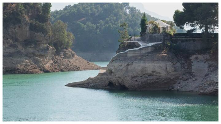 गंगोत्री और यमुनोत्री, उत्तराखंड : गंगोत्री गंगा नदी का उद्गम स्थल है और यमुनोत्री यमुना नदी का उद्गम स्थल है. ये दोनों स्थान हिमालय की गोद में स्थित हैं और अपनी प्राकृतिक सुंदरता के लिए प्रसिद्ध हैं. यहां का तापमान गर्मियों में 10°C से 25°C तक रहता है. यात्रा के लिए अप्रैल से जून और सितंबर से अक्टूबर का समय सबसे अच्छा होता है.