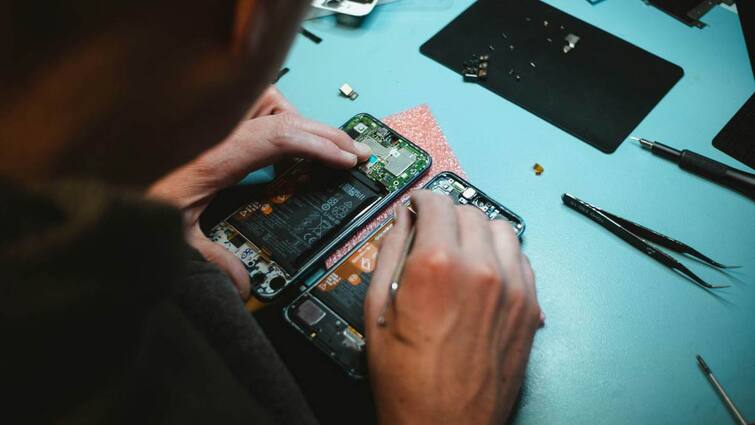 Mobile Repair कराने जा रहे हैं तो इन बातों का रखें ध्यान, गलत पार्ट्स के साथ हो सकता है हजारों का नुकसान Mobile Phone Parts Price Checking Before Phone Repairing follow these easy tips Mobile Repair कराने जा रहे हैं तो इन बातों का रखें ध्यान, गलत पार्ट्स के साथ हो सकता है हजारों का नुकसान