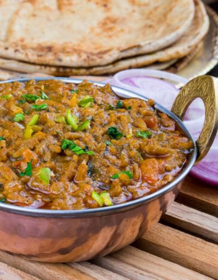 बैंगन भरता बैंगन भरता भुने हुए स्मोकी बैंगन, मसले हुए और भुनी हुई सूखी लाल मिर्च, प्याज, नींबू का रस, नमक और काली मिर्च के साथ बनाया जाने वाला एक आदर्श साइड डिश है.