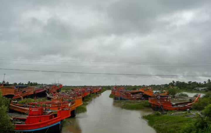 ਜਾਣਕਾਰੀ ਦੇ ਅਨੁਸਾਰ, ਚੱਕਰਵਾਤ ਰੇਮਾਲ ਦਾ ਕੇਂਦਰ ਬੰਗਲਾਦੇਸ਼ ਤੱਟ ਰੇਖਾ ਤੋਂ ਲਗਭਗ 30 ਕਿਲੋਮੀਟਰ ਦੂਰ ਸੀ ਅਤੇ ਮਾਹਰਾਂ ਨੂੰ ਉਮੀਦ ਸੀ ਕਿ ਜ਼ਿਆਦਾਤਰ ਲੈਂਡਸਲਾਈਡਿੰਗ ਸੁੰਦਰਬਨ ਖੇਤਰ ਵਿੱਚ ਹੋਵੇਗੀ, ਜਿੱਥੇ ਮੈਂਗਰੋਵ ਤੂਫਾਨ ਦੀਆਂ ਲਹਿਰਾਂ ਨੂੰ ਸਭ ਤੋਂ ਭੈੜਾ ਜਜ਼ਬ ਕਰ ਸਕਦੇ ਹਨ।