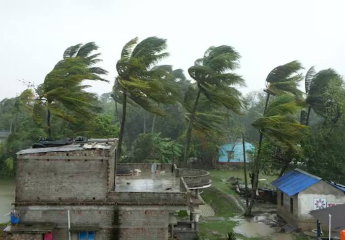 ਆਈਐਮਡੀ ਨੇ ਪੱਛਮੀ ਬੰਗਾਲ ਦੇ ਤੱਟੀ ਜ਼ਿਲ੍ਹਿਆਂ ਵਿੱਚ 26 ਅਤੇ 27 ਤਰੀਕ ਨੂੰ ਬਹੁਤ ਭਾਰੀ ਮੀਂਹ ਦੀ ਚੇਤਾਵਨੀ ਦਿੱਤੀ ਹੈ। ਇਸ ਦੌਰਾਨ, ਕੋਲਕਾਤਾ ਦੇ ਮੇਅਰ ਨੇ ਨਾਗਰਿਕਾਂ ਨੂੰ ਭਰੋਸਾ ਦਿੱਤਾ ਹੈ ਕਿ ਨਗਰ ਨਿਗਮ ਨੇ ਆਪਣੇ ਕਰਮਚਾਰੀਆਂ ਨੂੰ ਹਾਈ ਅਲਰਟ 'ਤੇ ਰੱਖਿਆ ਹੈ ਅਤੇ ਨਿੱਜੀ ਤੌਰ 'ਤੇ ਤਿਆਰੀਆਂ ਦੀ ਨਿਗਰਾਨੀ ਕਰ ਰਿਹਾ ਹੈ। ਤੇਜ਼ ਹਵਾਵਾਂ ਤੋਂ ਬਾਅਦ ਜੇਕਰ ਮੀਂਹ ਪੈਂਦਾ ਹੈ ਤਾਂ ਜੰਮੇ ਪਾਣੀ ਨੂੰ ਕੱਢਣ ਲਈ ਪੰਪ ਵੀ ਤਿਆਰ ਰੱਖੇ ਗਏ ਹਨ।