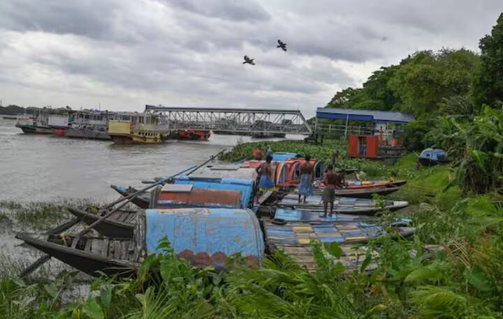 ਇਸ ਚੱਕਰਵਾਤੀ ਤੂਫਾਨ ਰੇਮਲ ਕਰਕੇ ਕੋਲਕਾਤਾ ਹਵਾਈ ਅੱਡੇ ਤੋਂ ਹਰ ਉਡਾਣ ਨੂੰ ਰੱਦ ਕਰ ਦਿੱਤਾ ਗਿਆ ਹੈ। ਤਾਜ਼ਾ ਜਾਣਕਾਰੀ ਮੁਤਾਬਕ ਕੋਲਕਾਤਾ ਏਅਰਪੋਰਟ ਤੋਂ ਐਤਵਾਰ ਦੁਪਹਿਰ ਤੋਂ ਸੋਮਵਾਰ ਸਵੇਰੇ 9 ਵਜੇ ਤੱਕ ਕੋਈ ਵੀ ਫਲਾਈਟ ਟੇਕ ਆਫ ਨਹੀਂ ਕਰੇਗੀ। ਨਾ ਹੀ ਕਿਸੇ ਫਲਾਈਟ ਦੀ ਲੈਂਡਿੰਗ ਹੋਵੇਗੀ।