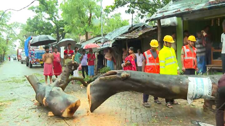 বিভিন্ন জায়গায় ছিঁড়ে পড়ল বিদ্যুতের তার দুর্যোগের মধ্যেই এন্টালির বিবির বাগানে কার্নিশের চাঙড় ভেঙে মৃত্যু এক ব্যক্তির ক্যামাক স্ট্রিটে ভেঙে পড়েছে পাঁচিল