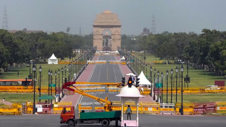 Delhi Records Hottest Day Temperature at 48.8 Degrees weather news heatwave alert Delhi Records Hottest Day Of Year So Far As Temperature Touches 48.8 Degrees