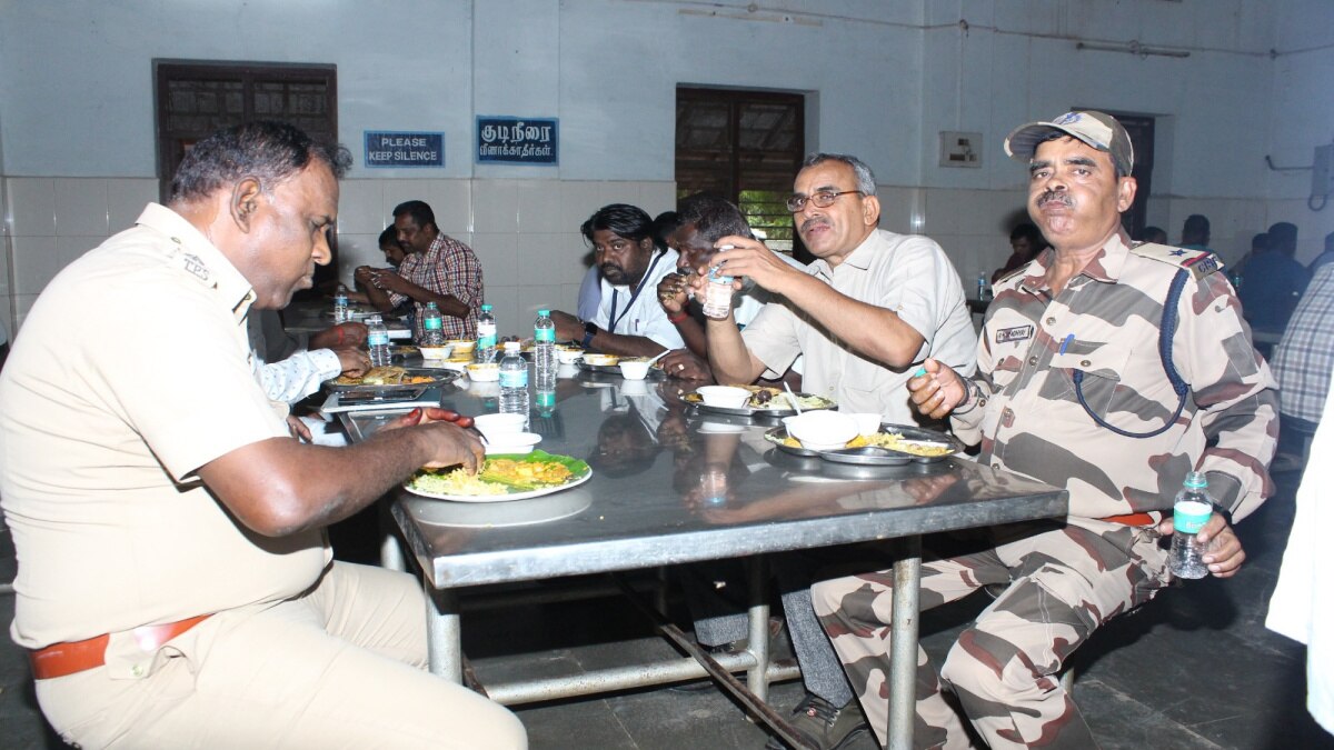 மத்திய தொழிற் பாதுகாப்புபடை வீரர்களை உற்சாகமடைய செய்த ஆட்சியர் - மயிலாடுதுறையில் நெகிழ்ச்சி