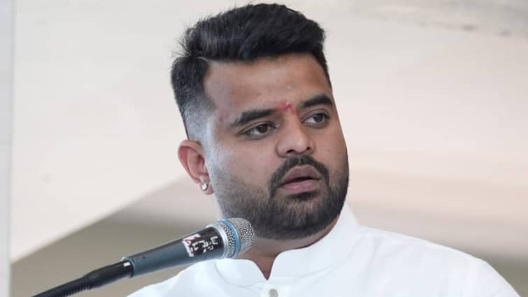 Prajwal Revanna Releases Video Statement Apologise To My Parents, Will Appear Before SIT on May 31 'Will Apologise To My Parents, Appear Before SIT On May 31': Prajwal Revanna Releases Video Statement