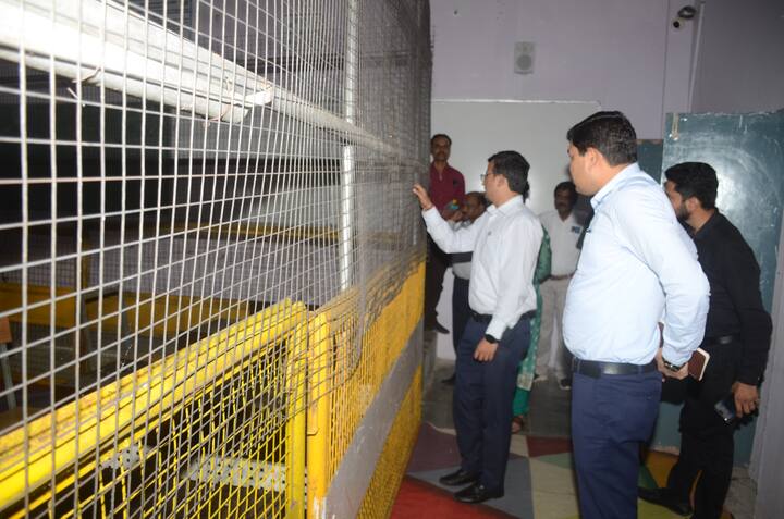 साथ ही मतगणना स्थल परिसर में निर्वाचन अभ्यर्थियों के प्रतिनिधियों के लिए स्ट्रॉंग रूम का सीसीटीवी लाईव डिस्प्ले तथा कक्ष से ही स्ट्रांग रूम की मॉनीटरिंग संबंधी व्यवस्था रहेगी. उज्जैन कलेक्टर सिंह ने बताया कि लोकसभा चुनाव की मतगणना 4 जून को सुबह 8 बजे से मतगणना प्रारंभ होगी.