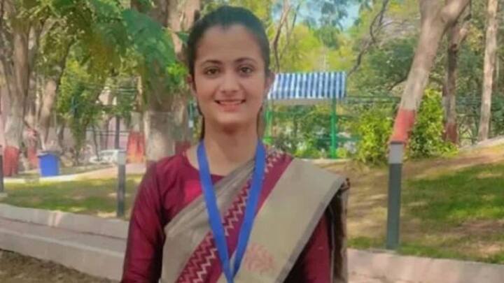 পড়াশোনার জন্য অনলাইনে ভরসা রেখেছিলেন তিনি। ইন্টারনেটে বই থেকে শুরু করে টেস্ট সিরিজ সবই মেলে। সেগুলি ধরেই দিব্যা তনওয়ার প্রস্তুতি শুরু করেছিলেন। পরিশ্রমের সাফল্য় মেলে শীঘ্রই।