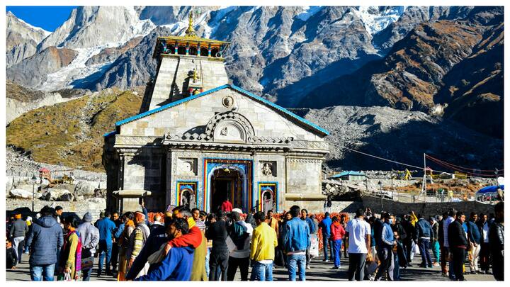 केदारनाथ, उत्तराखंड : केदारनाथ भगवान शिव को समर्पित है. यह केदारनाथ घाटी में बर्फ से ढके पहाड़ों के बीच स्थित है. यहां का तापमान भी गर्मियों में 10°C से 25°C तक रहता है. यात्रा के लिए अप्रैल से जून और सितंबर से अक्टूबर का समय सबसे अच्छा होता है.