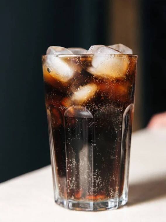 एक लीटर कोल्ड ड्रिंक में कितना पानी, शुगर लगती है?