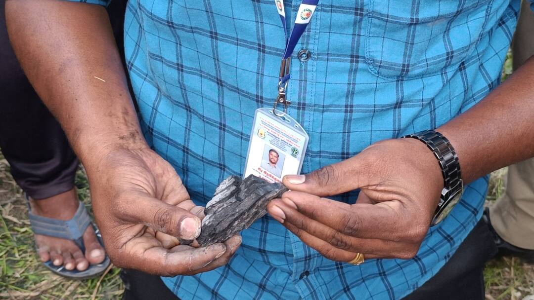 பூமியில் பள்ளம் ஏற்படுத்திய மர்ம பொருள் எரி கல் தான் - மாவட்ட அறிவியல் அலுவலர் தகவல் Tirupattur Mysterious Substance Caused Five-foot Crater District Scientific Officer Confirmed Asteroid - TNN பூமியில் பள்ளம் ஏற்படுத்திய மர்ம பொருள் எரி கல் தான் - மாவட்ட அறிவியல் அலுவலர் தகவல்